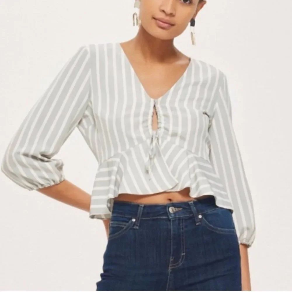 TopShopย PetiteโCroppedโStripedโPeplumโBlouse